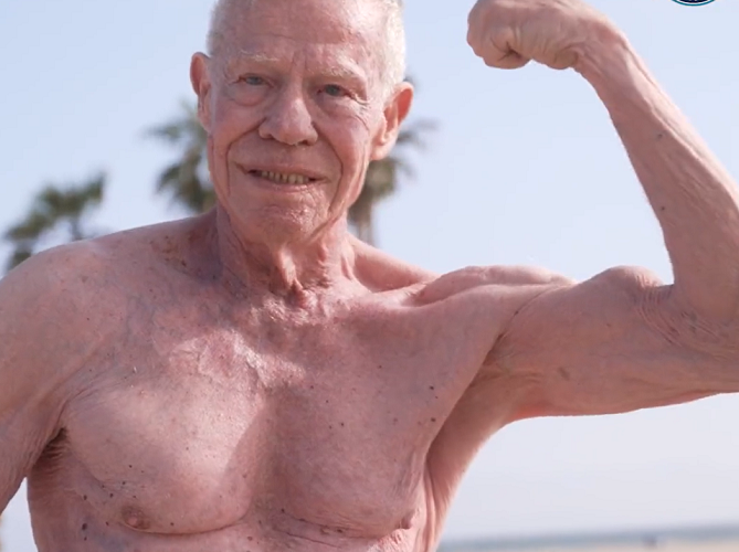 Fisiculturista de 90 anos faz sucesso na web