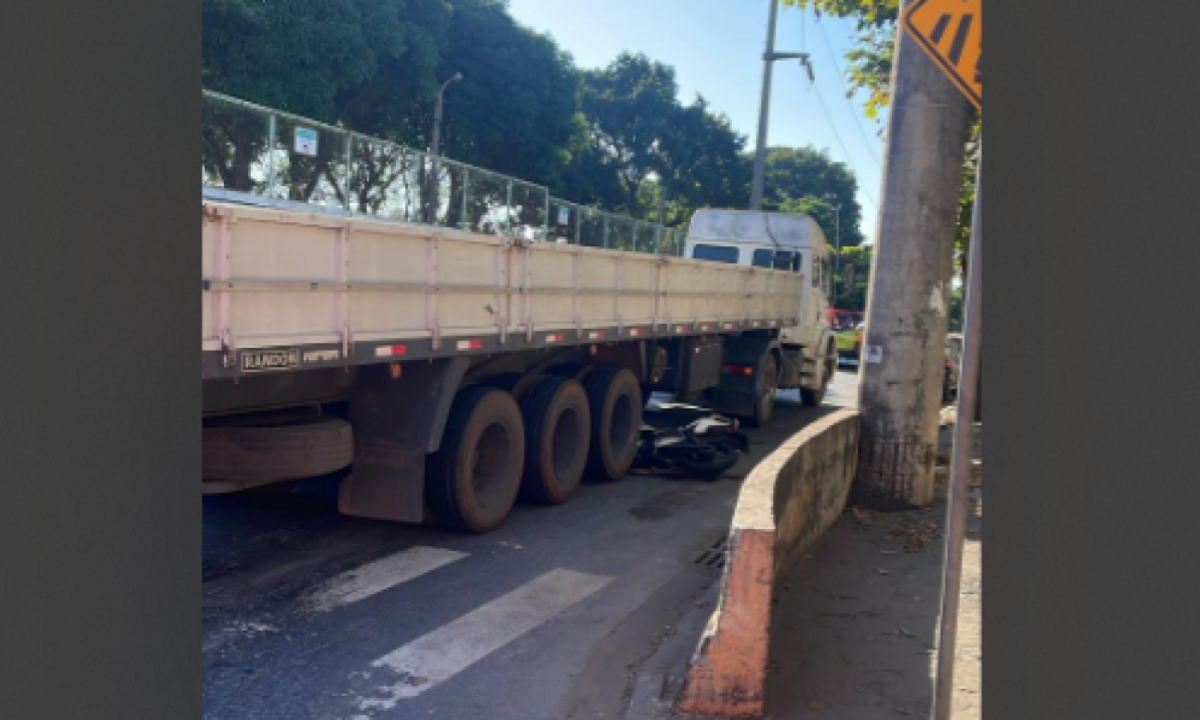Motocicleta ficou na roda do veículo -  (crédito: Transcon/Divulgação)