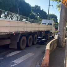 Motociclista vai parar embaixo de carreta em avenida da Grande BH - Transcon/Divulgação