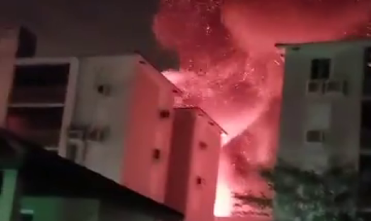 Incêndio de grandes proporções atinge loja em bairro afetado pelas enchentes em Porto Alegre -  (crédito: Reprodução/Redes Sociais)