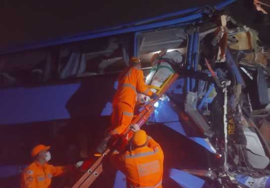 Batida entre carreta e ônibus deixa cinco pessoas feridas em Minas