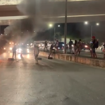 Chacina na Grande BH: familiares de vítimas fecham a MG-10; veja vídeo - TV Alterosa / Reprodução