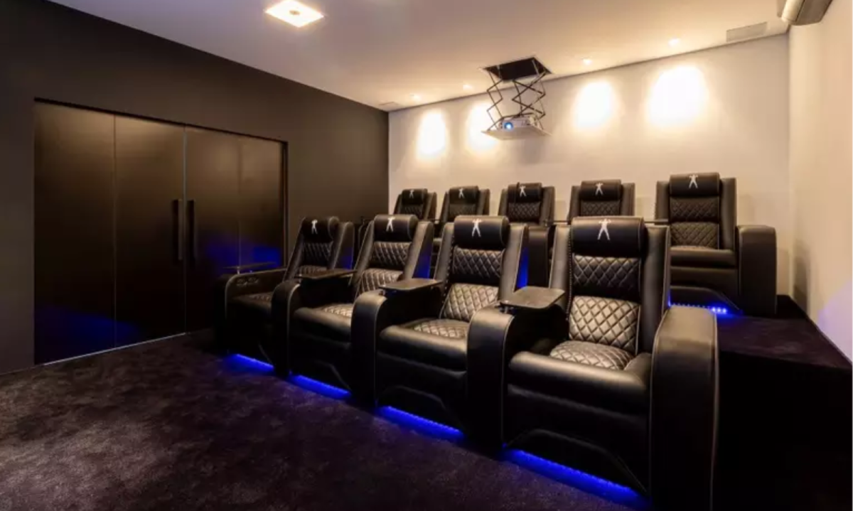 A sala de cinema é um dos pontos altos da casa 