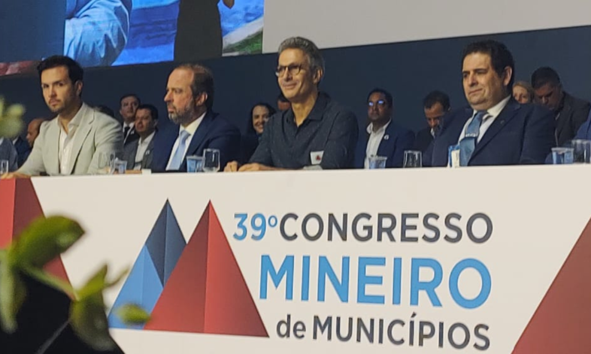 Zema e Silveira marcam presença na abertura do 39º Congresso Mineiro de Municípios, em Belo Horizonte -  (crédito: Jair Amaral/EM/D.A Press)