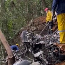 Vídeo mostra bombeiros nos destroços do avião de Minas que caiu em SC - CBMSC/Reprodução