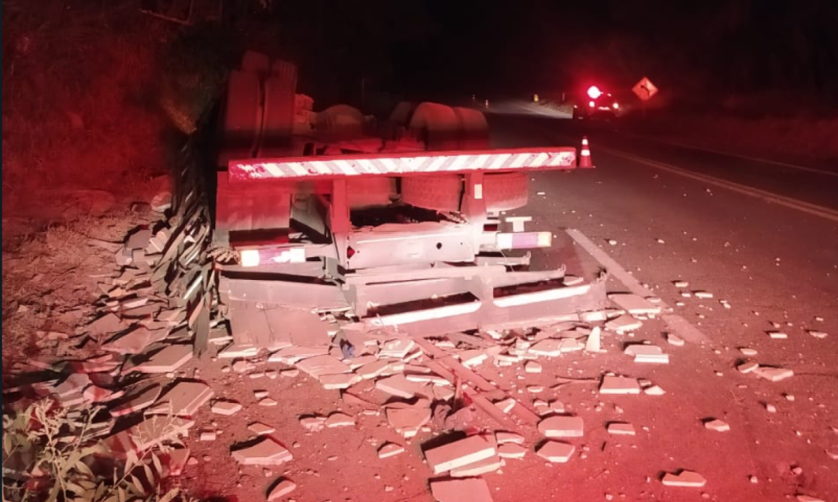 Carga de pedra ficou espalhada pela BR-267 -  (crédito: Divulga&ccedil;&atilde;o / PRF)