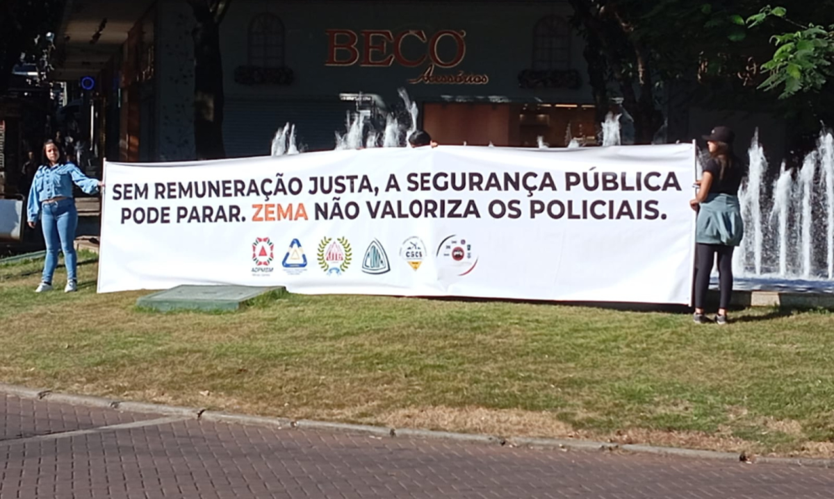 Servidores de segurança pública manifestam com faixas na Savassi, na Região Centro-Sul de BH -  (crédito: Gabriela Sales/Aspra)