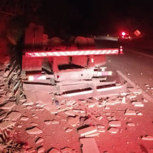 Caminhoneiro morre ao bater e ser ejetado de veículo em Minas