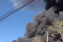 Incêndio de grandes proporções atinge fábrica de colchões e estofados em MG
