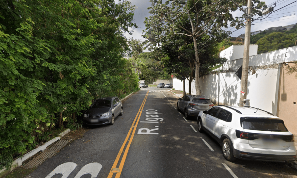 Crime aconteceu na Rua Igapó, próximo ao cruzamento com a Av. Eng. Carlos Goulart -  (crédito: Reprodução/Google Street View)