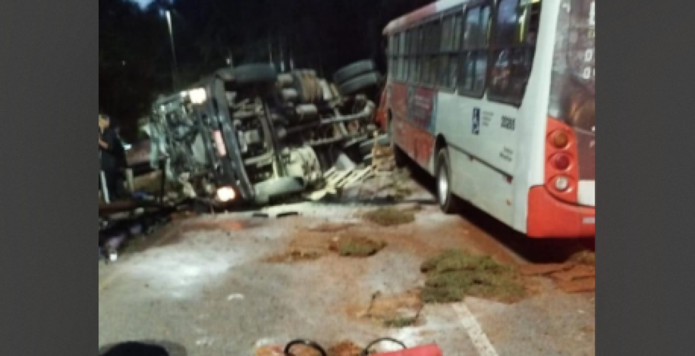 ônibus batido e caminhão tombado 