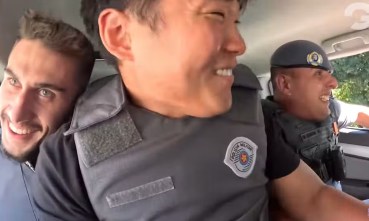 Youtuber Gen Kimura aparece dentro de uma viatura da PM durante perseguição policial -  (crédito: Reprodução  / Youtube)