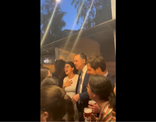 Vídeo: Barroso canta 'Evidências' com estudantes no Reino Unido