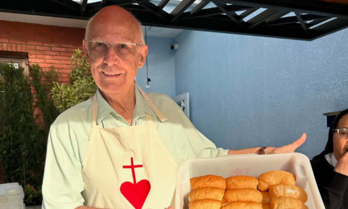 Padre Julio em doação de pães -  (crédito: Instagram / Padre Julio Lancelotti )