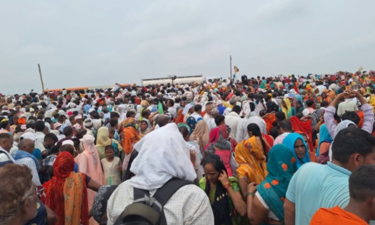 Multidão no campo após evento religioso -  (crédito: Reprodução / redes sociais)