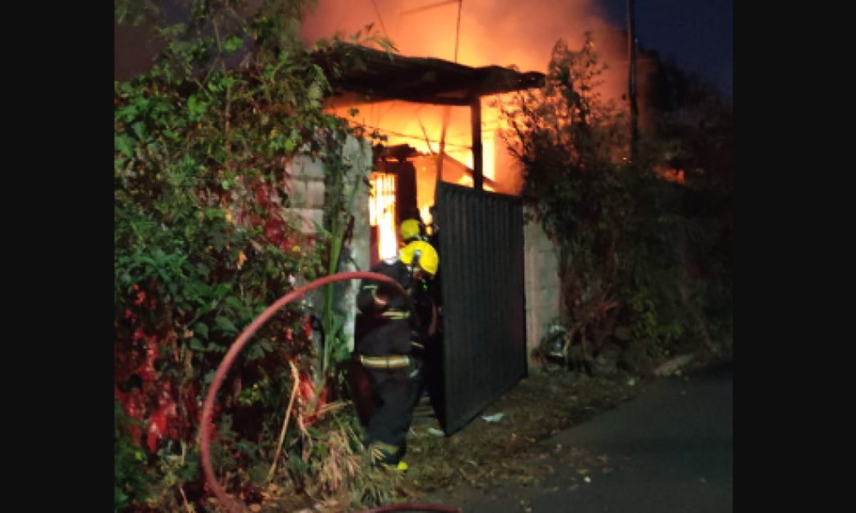 Bombeiros no incêndio -  (crédito: CBMMG/Divulgação)