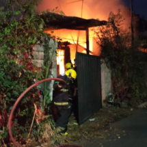 Incêndio destrói casa de idosos na Grande BH - CBMMG/Divulgação