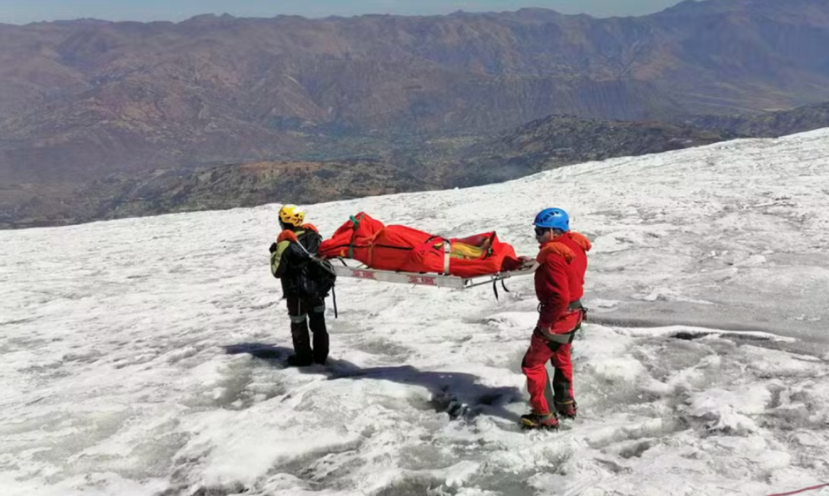 Corpo de alpinista foi encontrado após 22 anos mumificado em montanha peruana -  (crédito: Polícia Nacional do Peru/AFP)