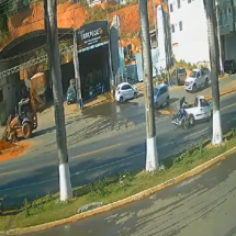 Vídeo: motociclista bate em caminhonete e vai parar na caçamba do veículo - Redes Sociais/Reprodução