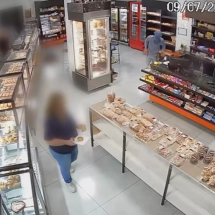 Vídeo: Cliente esconde celular no balcão durante assalto em padaria de MG - Reprodução/Câmeras de segurança