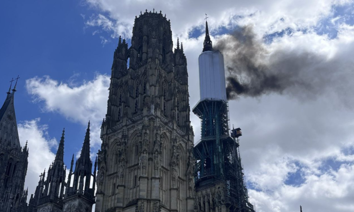 Fogo atingiu catedral Notre Dame de Rouen, na França -  (crédito: Reprodução / redes sociais)