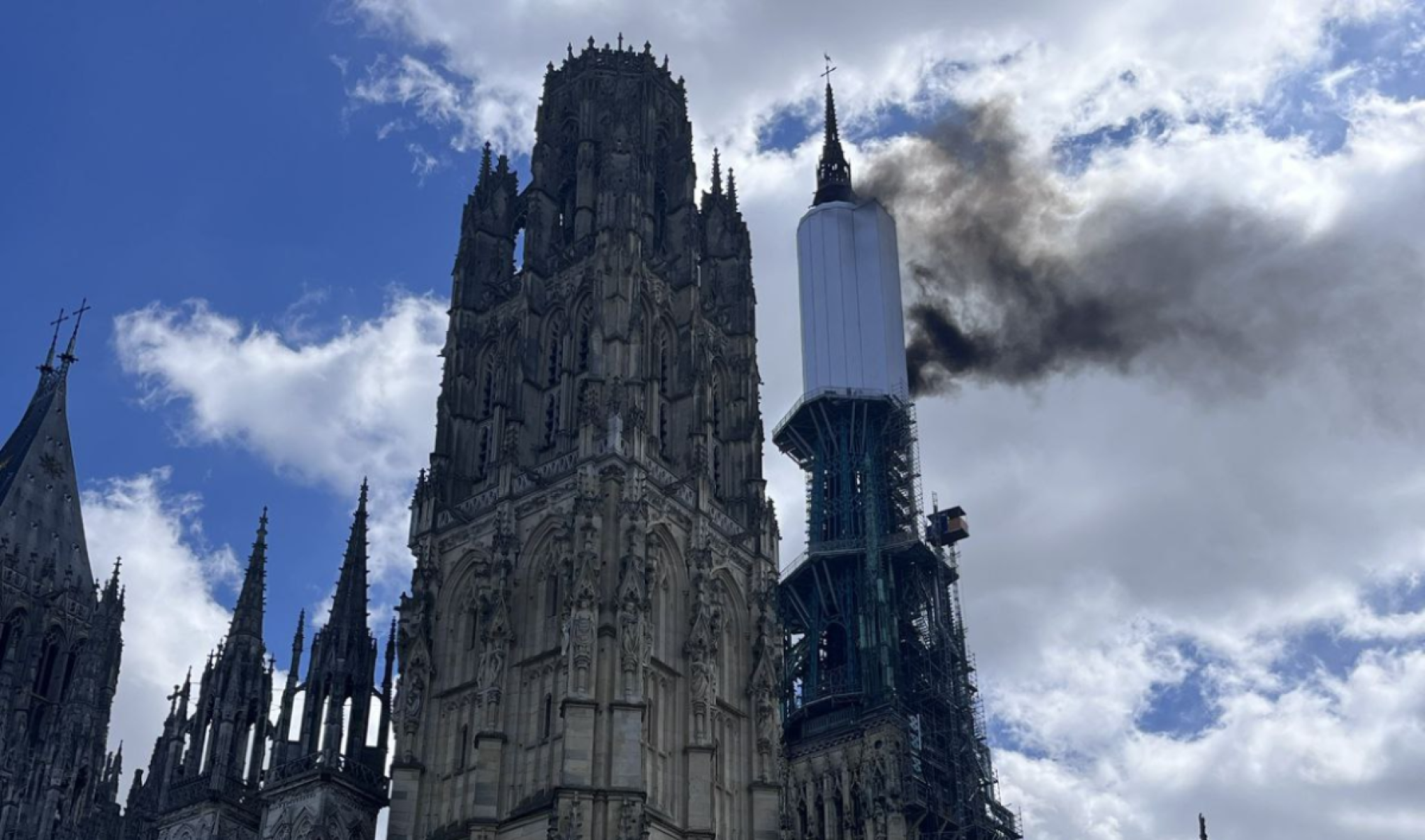 Cinco anos depois de Notre Dame, segunda maior catedral da França pega fogo