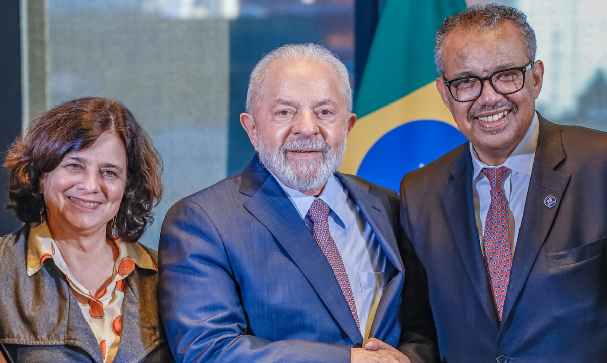 Ministra Nísia Trindade (Saúde) com o presidente Lula e o diretor da OMS, Tedros Adhanom -  (crédito: Ricardo Stuckert / PR)