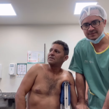 Vídeo: reação de paciente viraliza ao ter seu ombro de volta no lugar - Reprodução/Internet