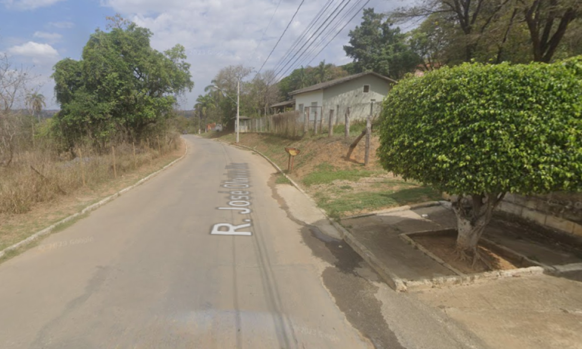 Local do crime é uma região de bastante mata -  (crédito: Google Street View/Reprodução)