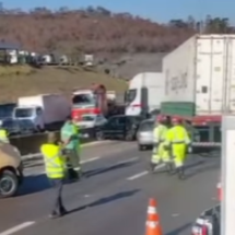 Grande BH: acidente entre carreta e carros complica trânsito na Fernão Dias - Redes Sociais/Reprodução