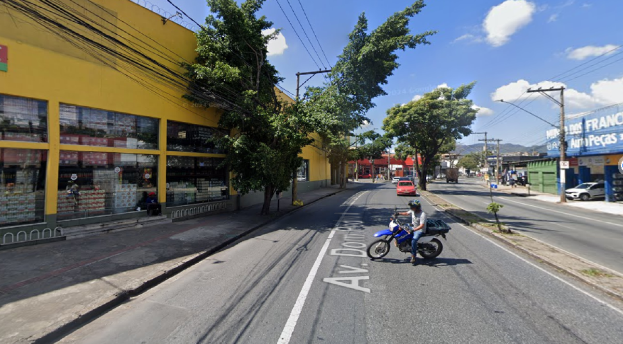 Homem quebra vidraça de supermercado para furtar 2 fardos de cerveja em BH