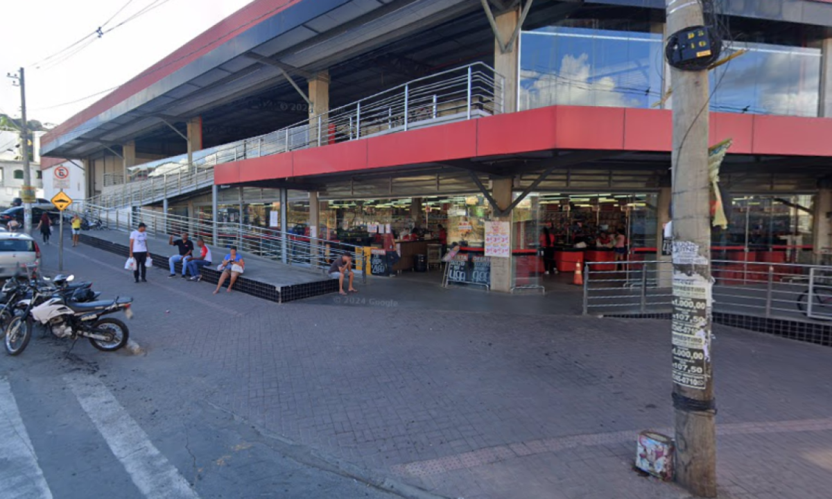 Homens iam entregar a droga em frente ao um supermercado em Vespasiano -  (crédito: Google Street View/Reprodução)