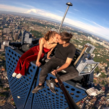 O casal que desafia a morte escalando os prédios mais altos do mundo - Netflix