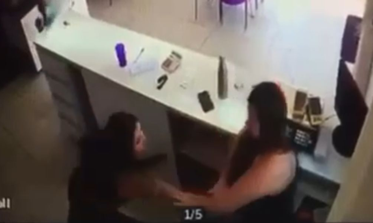 Vídeo: Mulher esfaqueia atendente de sorveteria em Pitangui -  (crédito: Rede de Noticias)