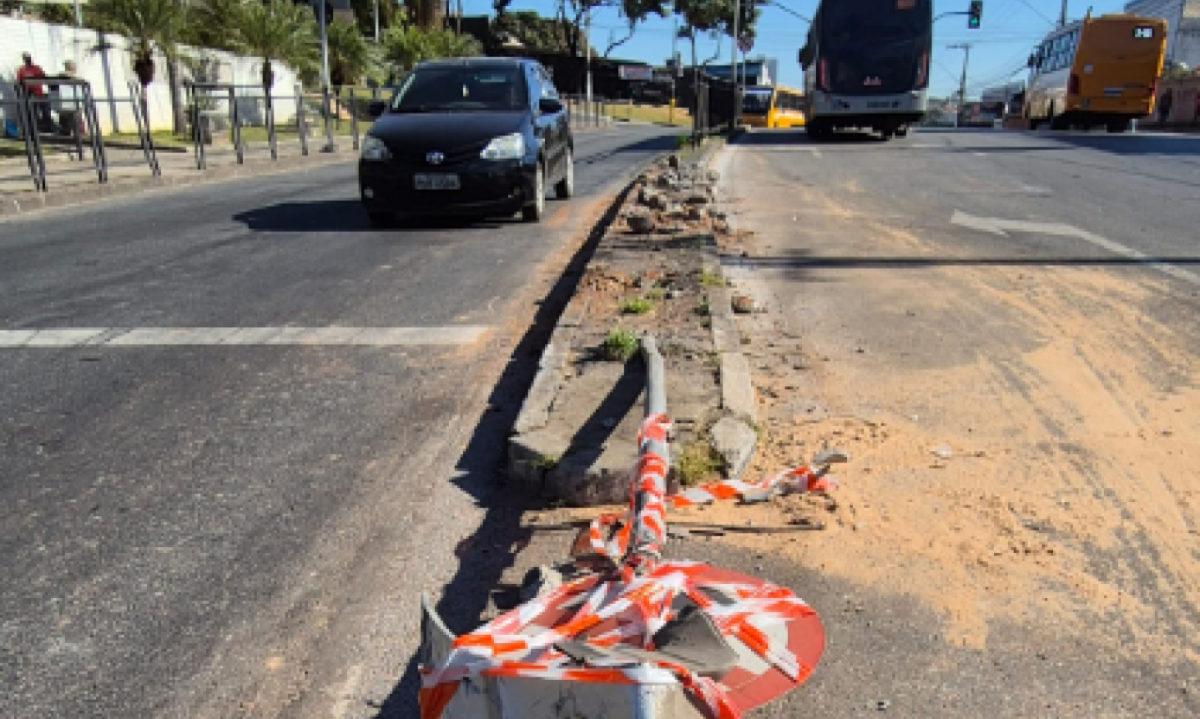 Estragos causados pelo carro em Venda Nova, BH -  (crédito: Jair Amaral/EM/D.A.Press)