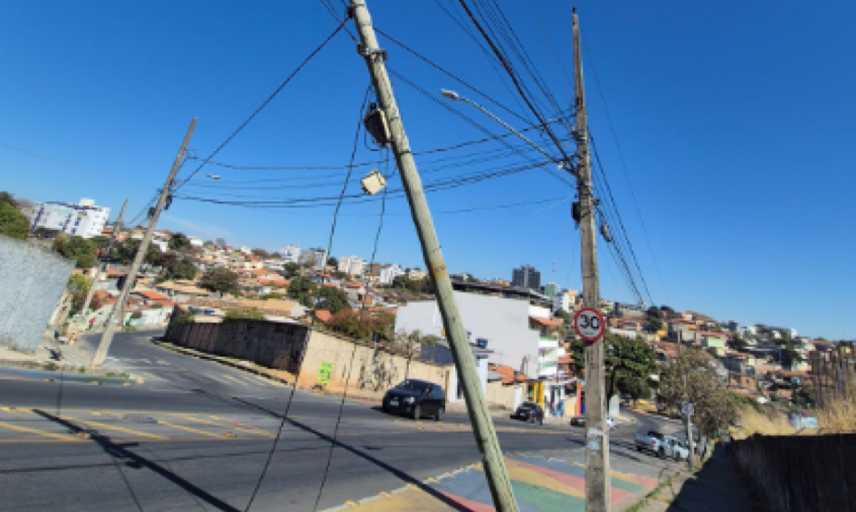 Poste pendurado em BH -  (crédito: Jair Amaral/EM/D.A.Press)