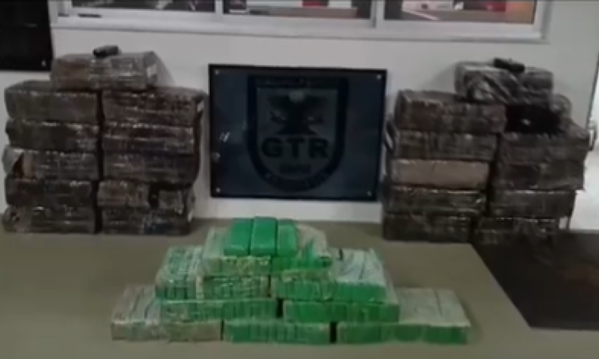 Polícia apreende 630 kg de maconha no Anel Rodoviário em BH -  (crédito: PMRv/Reprodução)