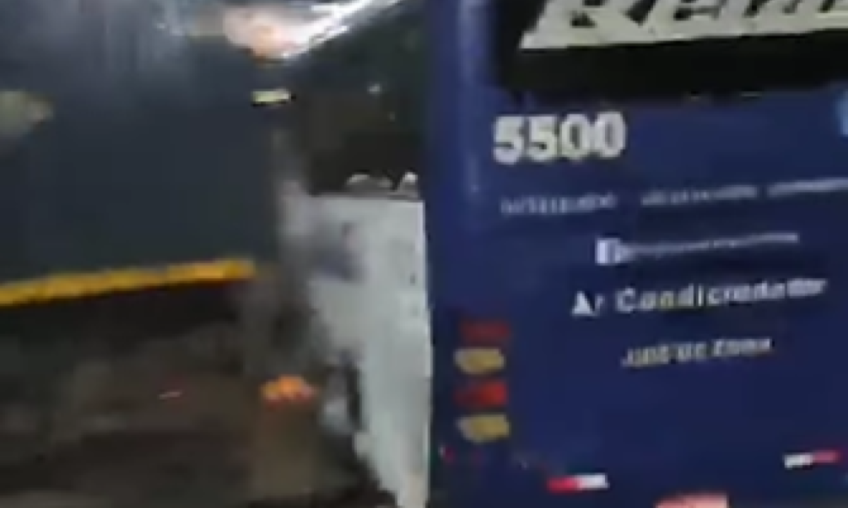 Ônibus ficou destruído com a batida -  (crédito: Redes Sociais/Reprodução)