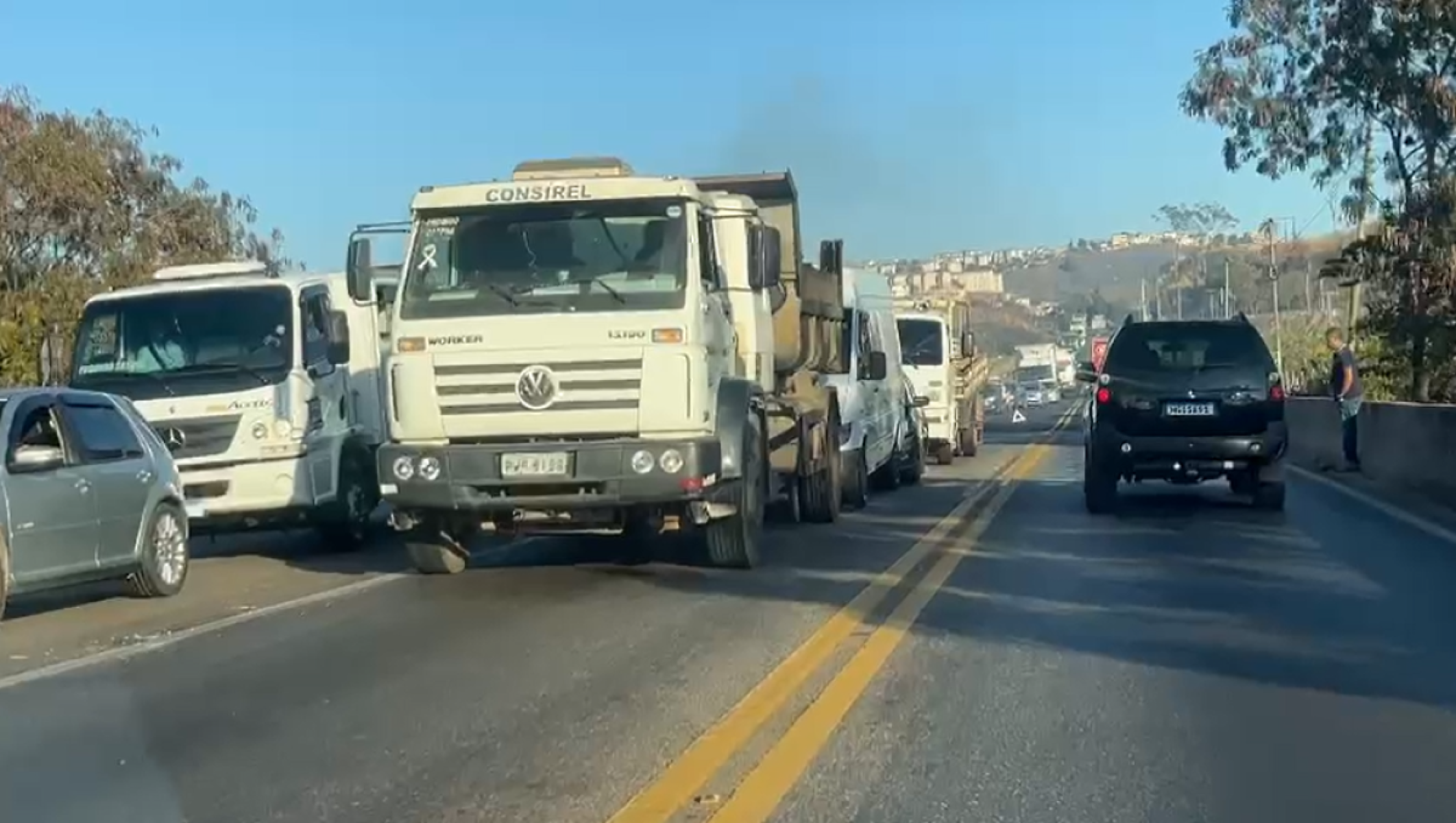 engavetamento entre carros e caminhões 