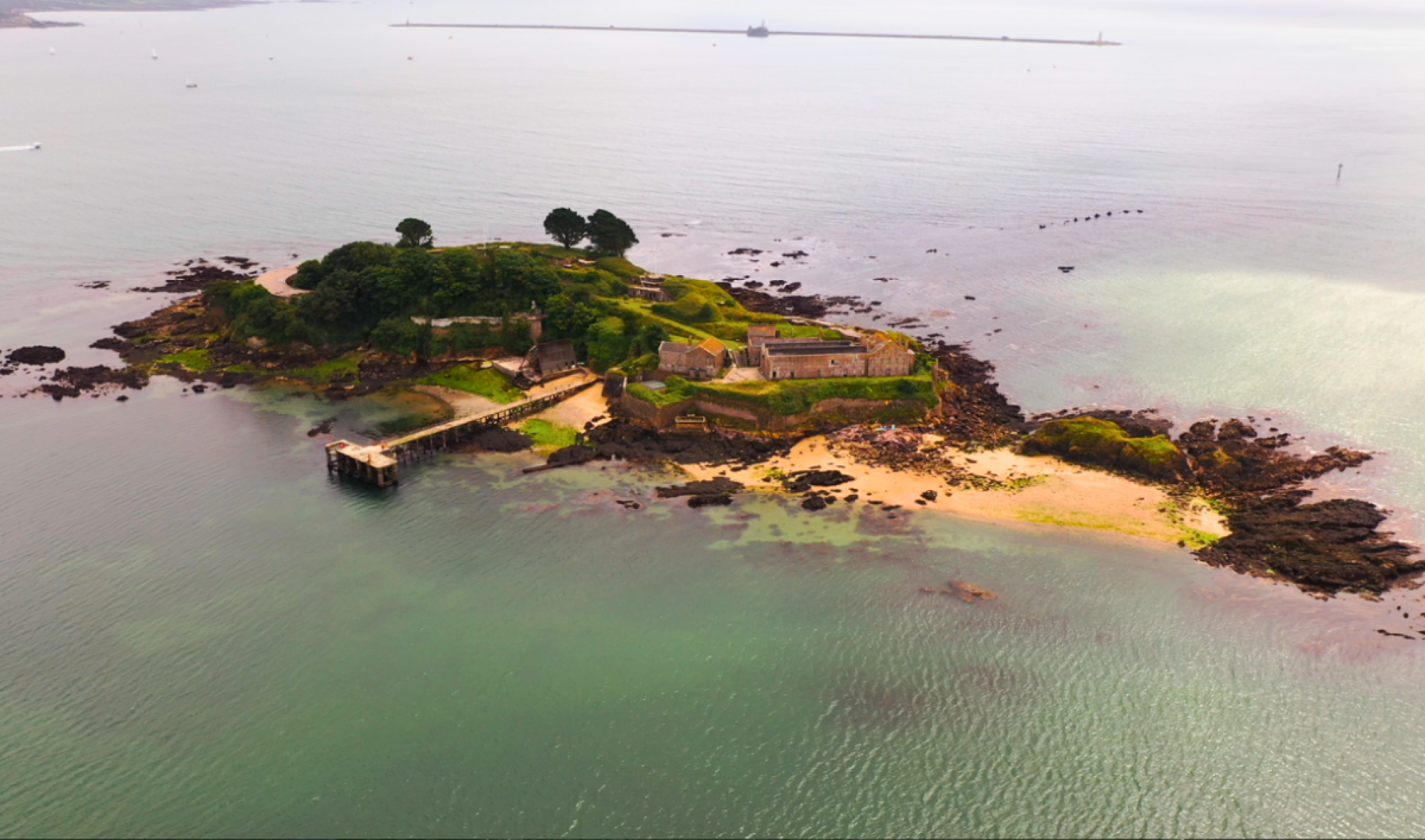 Ilha com praia privativa e 15 fantasmas é posta à venda. Você compraria?