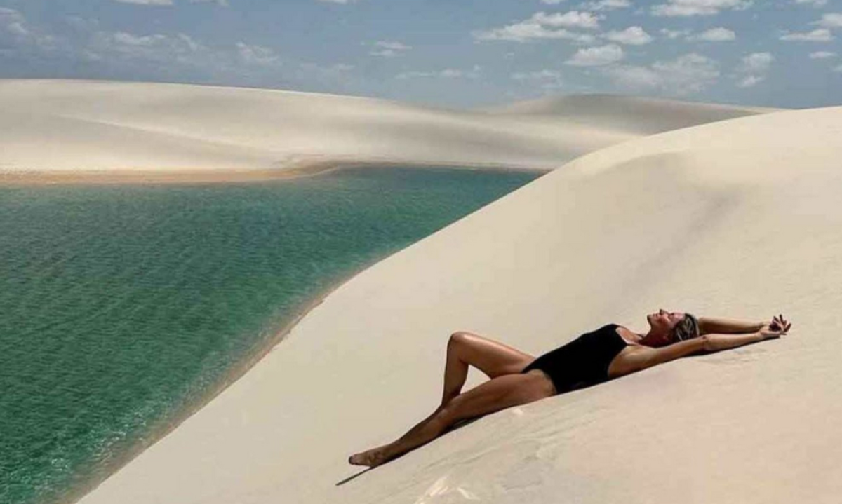 Gisele Bündchen postou fotos deitada nas areias dos Lençóis, aproveitando o dia de Sol -  (crédito: Reprodução/Instagram)