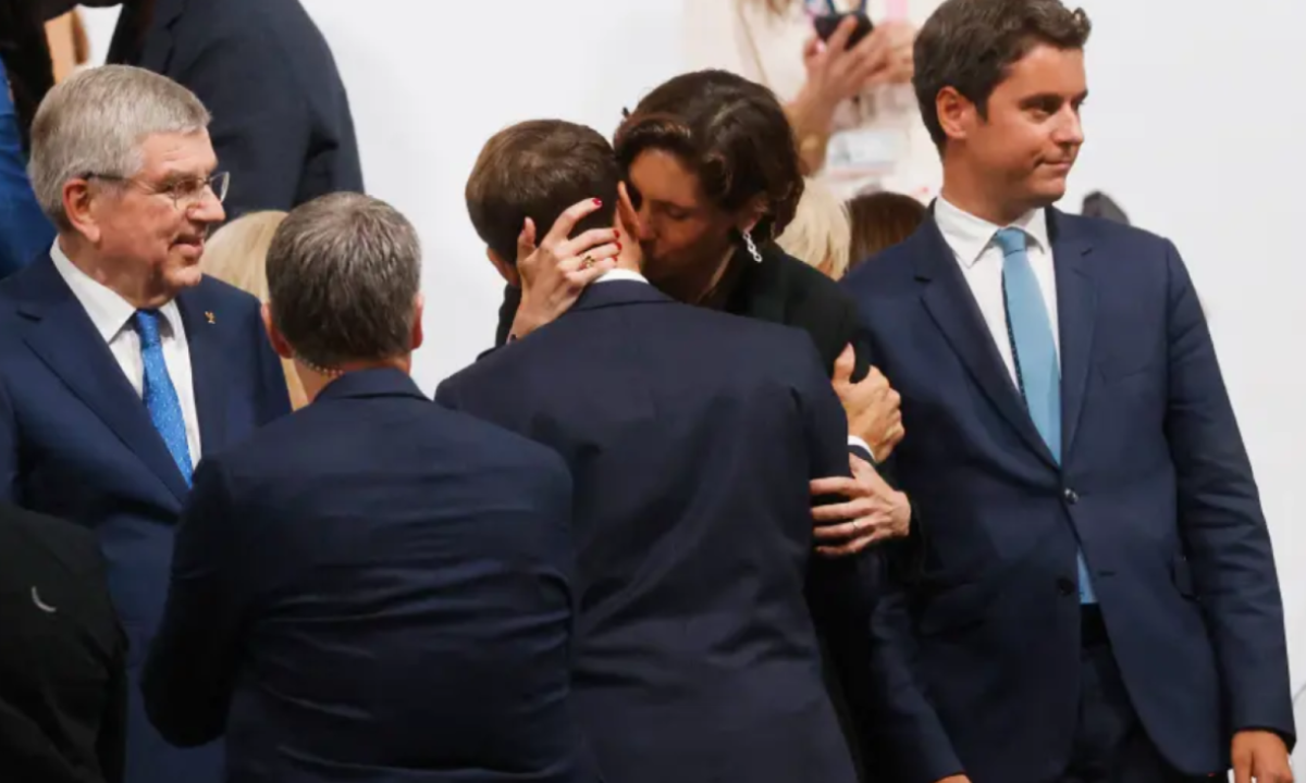 Macron protagonizou momento desconfortável para os franceses -  (crédito: AFP via Getty Images / NY Post / reprodução)