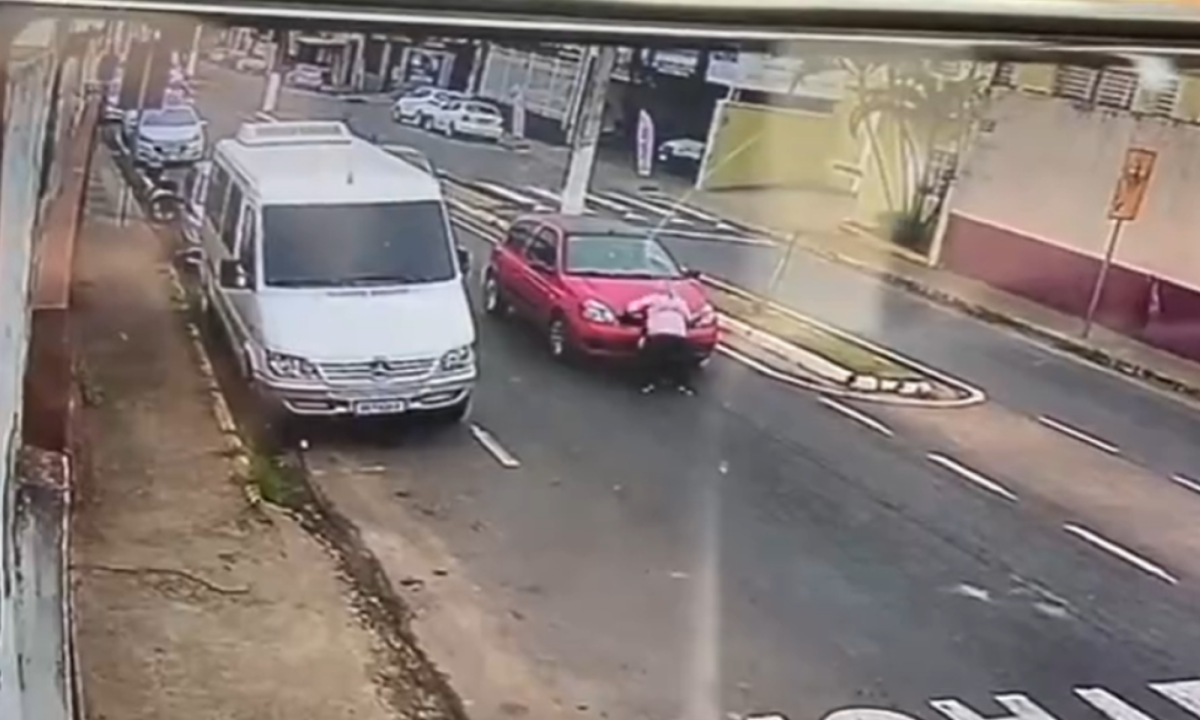 Mulher finge atropelamento em avenida no Sul de Minas -  (crédito: Redes Sociais/Reprodução)