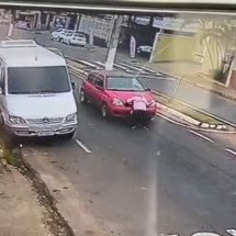 Mulher é flagrada enquanto tenta fingir atropelamento em MG; veja o vídeo - Redes Sociais/Reprodução