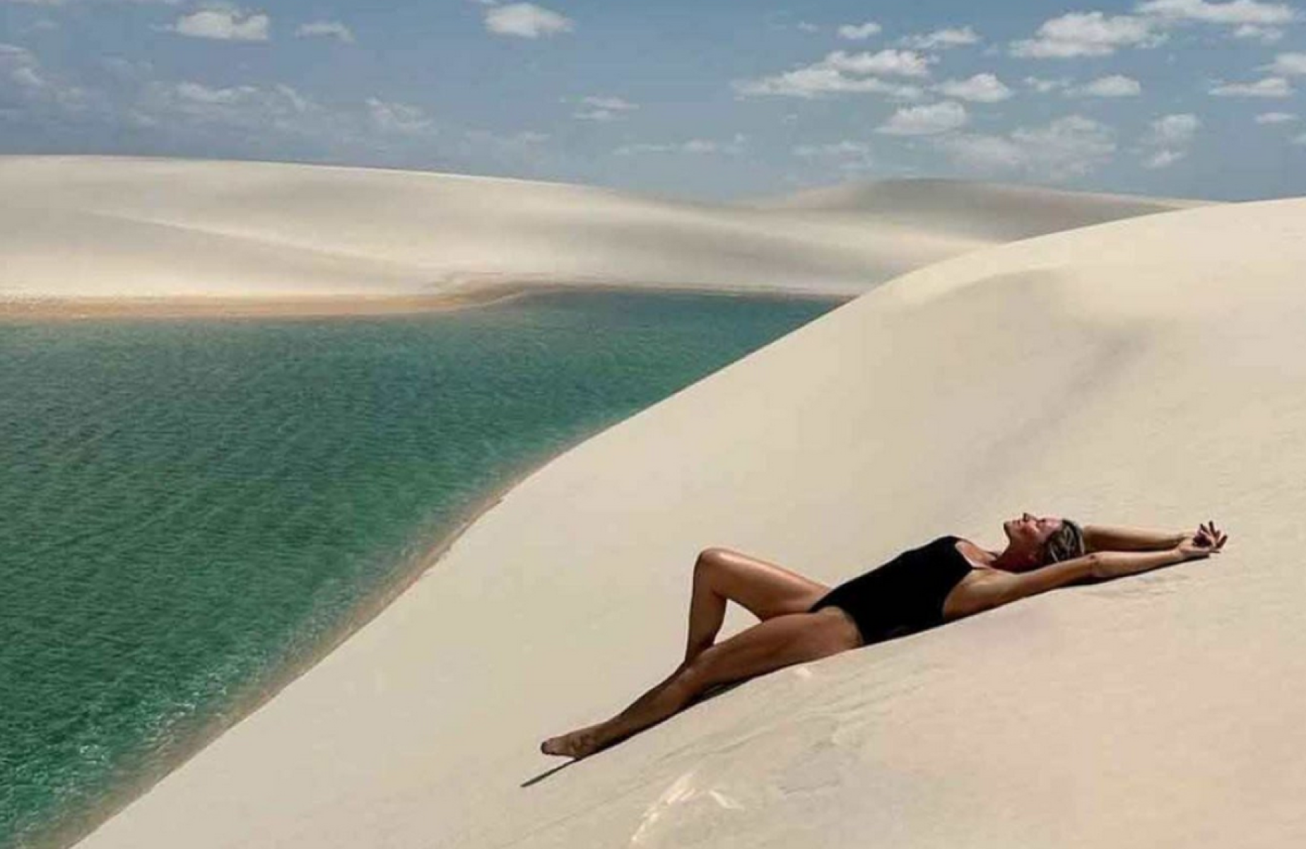 Gisele Bündchen postou fotos deitada nas areias dos Lençóis, aproveitando o dia de Sol-Reprodução/Instagram