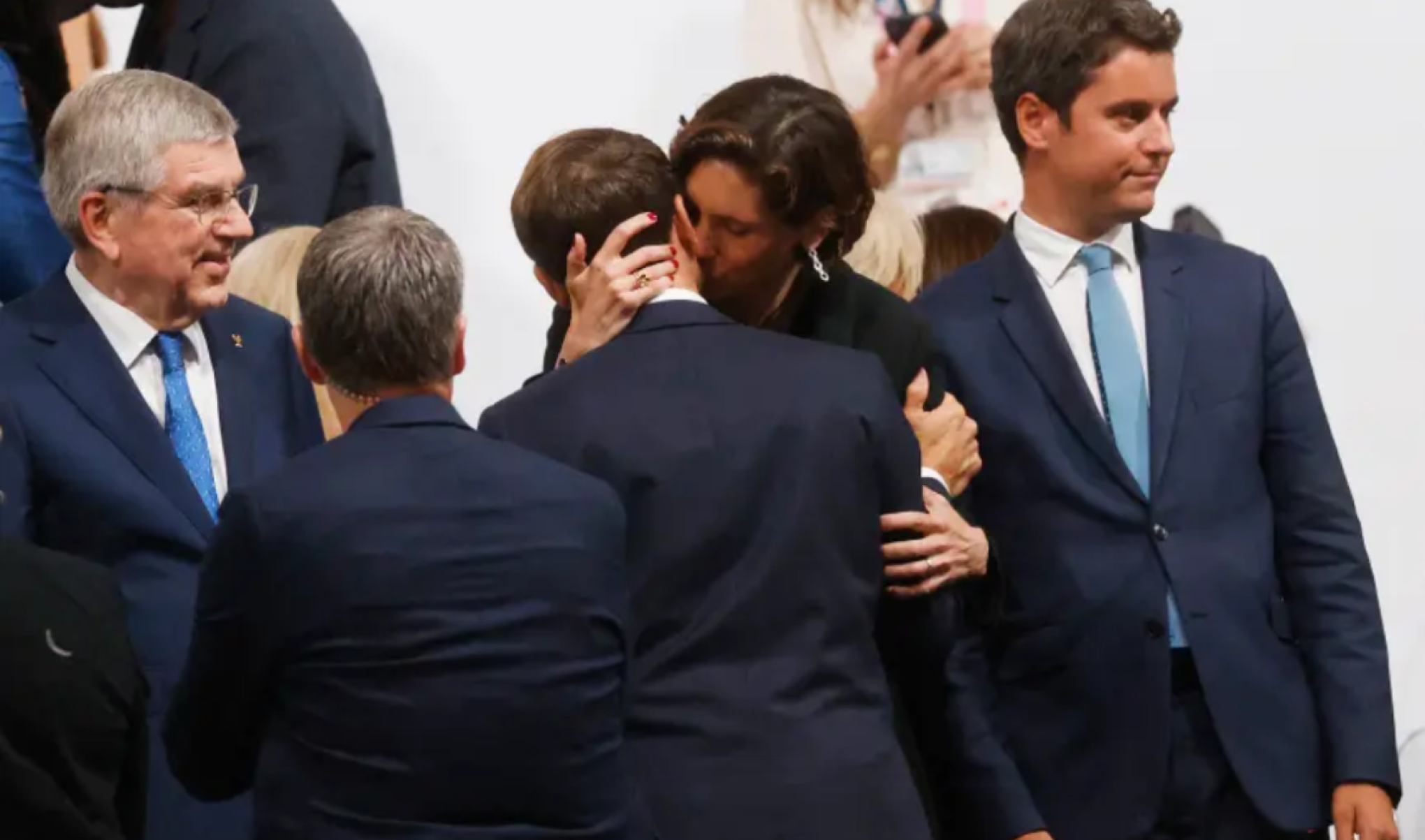 Beijo e abraço de Macron em ministra choca franceses: ‘Indecente’