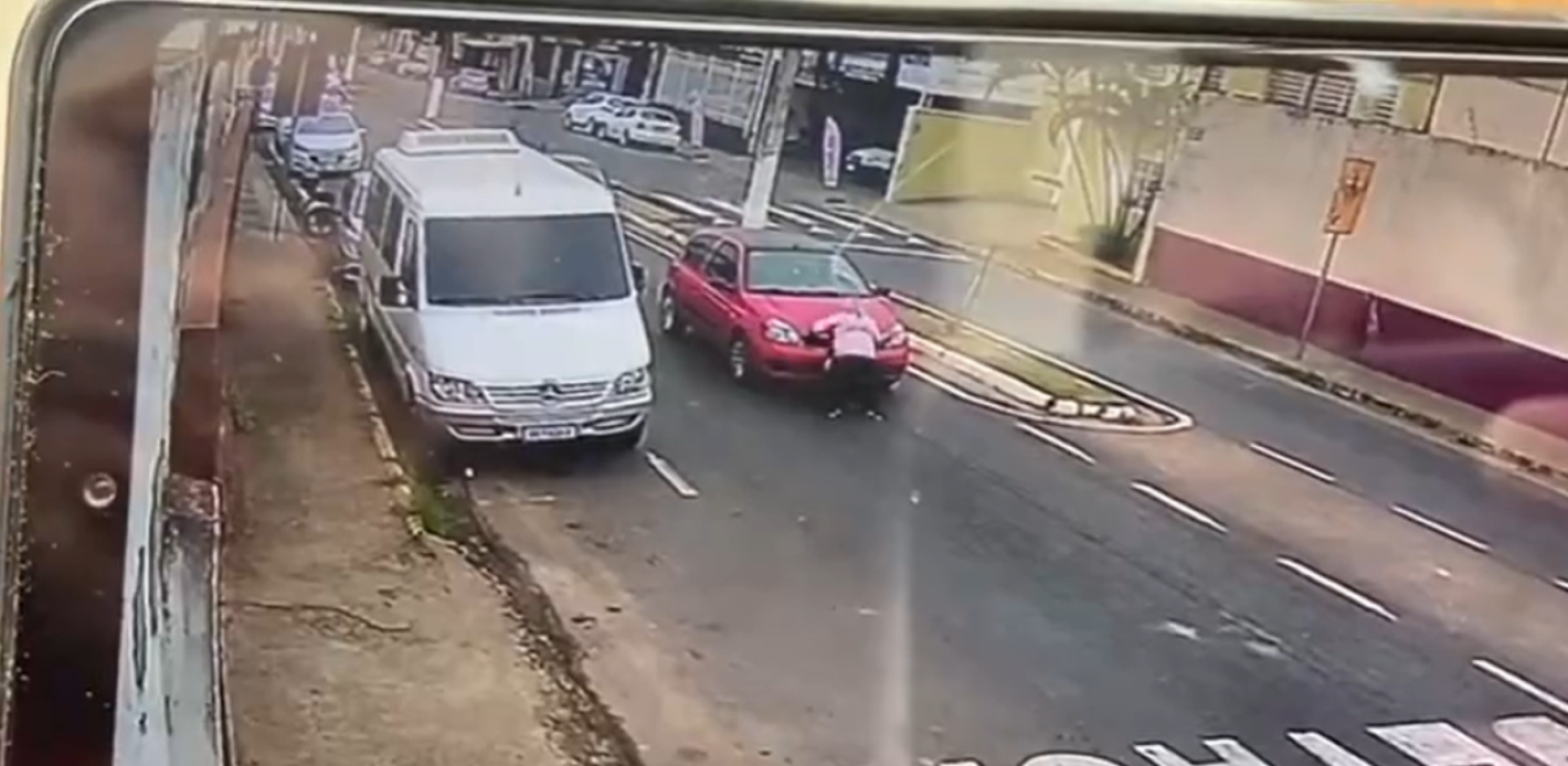 Mulher é flagrada enquanto tenta fingir atropelamento em MG; veja o vídeo