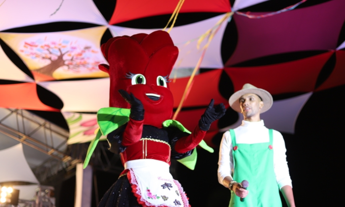 Carola, mascote da Festa da Rosa e das Flores, de Barbacena