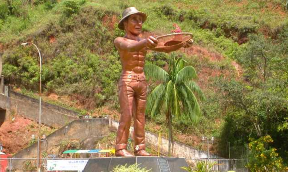 Cafeicultor do Trevo homenageia produtores de café e exige shape sarado em Manhuaçu