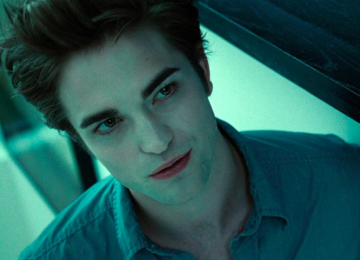 A história narra a visão dos fatos por meio de Edward Cullen, que foi interpretado no cinema por Robert Pattinson -  (crédito: Reprodução / Crepúsculo)